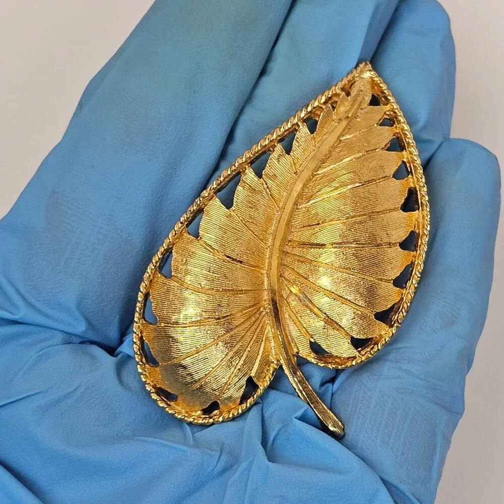 BSK Vintage Brooch Pin‎ Gold Tone Metal Leaf Textured Cutout Open Work Rope
